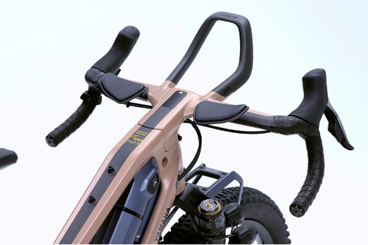 Việc này giúp tăng sức mạnh cho xe, giúp xe dễ dàng vượt qua những địa hình khó. Để có đủ năng lượng cho hai động cơ, hãng xe Nhật còn trang bị bộ pin thứ hai cho xe.