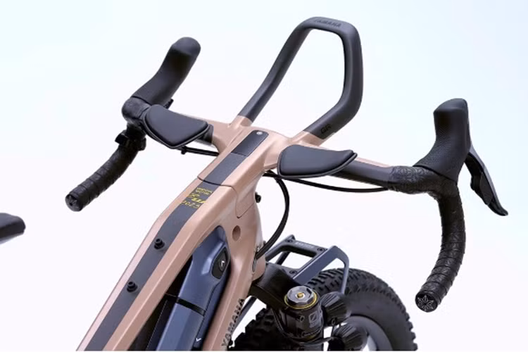 Việc này giúp tăng sức mạnh cho xe, giúp xe dễ dàng vượt qua những địa hình khó. Để có đủ năng lượng cho hai động cơ, hãng xe Nhật còn trang bị bộ pin thứ hai cho xe.