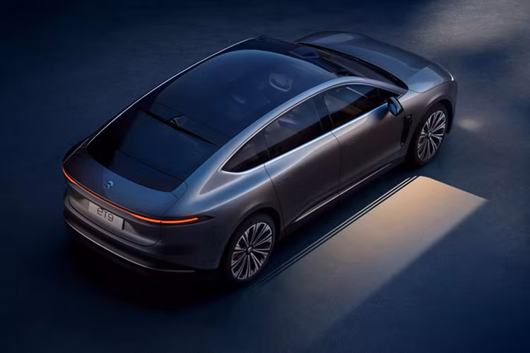 Thay vì bảng điều khiển truyền thống, ET9 sử dụng hệ thống hiển thị thông tin trên kính lái và màn hình trung tâm AMOLED kiểu máy tính bảng có kích thước 15,6 inch. Nio cho biết xe sở hữu vô-lăng có thể thu lại và xếp gọn vào bảng điều khiển khi kích hoạt chức năng điều khiển thông minh. Ngoài ra, xe còn được trang bị màn hình kiểu máy tính bảng 8 inch đặt giữa các ghế, tủ lạnh thông minh đóng mở điện và hai màn hình AMOLED 14,5 inch gắn ở lưng ghế trước.