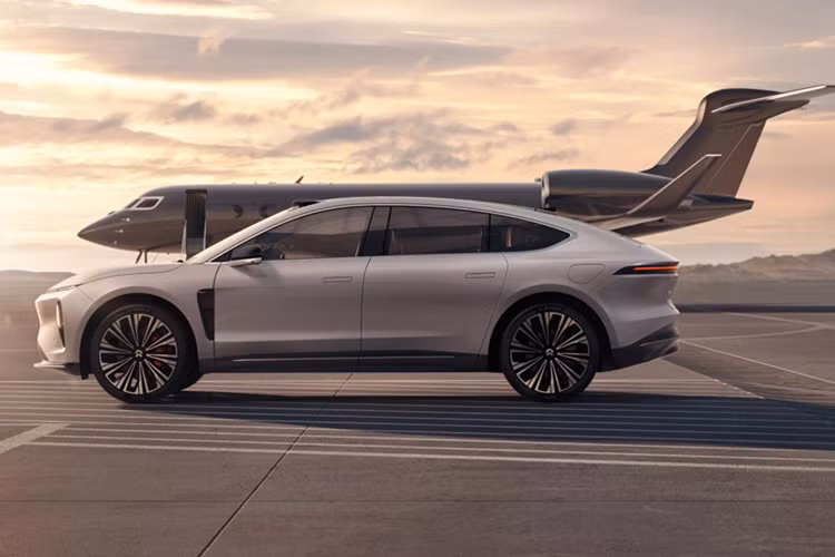 Mẫu sedan này hiện đã nhận đặt hàng trước ở thị trường Trung Quốc và dự kiến sẽ bắt đầu giao hàng vào quý I/2025. Giá xe Nio ET9 là 800.000 nhân dân tệ (tương đương 2,7 tỷ đồng). Những người dùng đặt hàng sớm ET9 sẽ được hưởng một số lợi ích, bao gồm giảm giá từ 5.000 đến 10.000 nhân dân tệ (khoảng 17 – 34 triệu đồng) và dịch vụ tài xế miễn phí lên tới 100 giờ cùng nhiều đặc quyền khác.