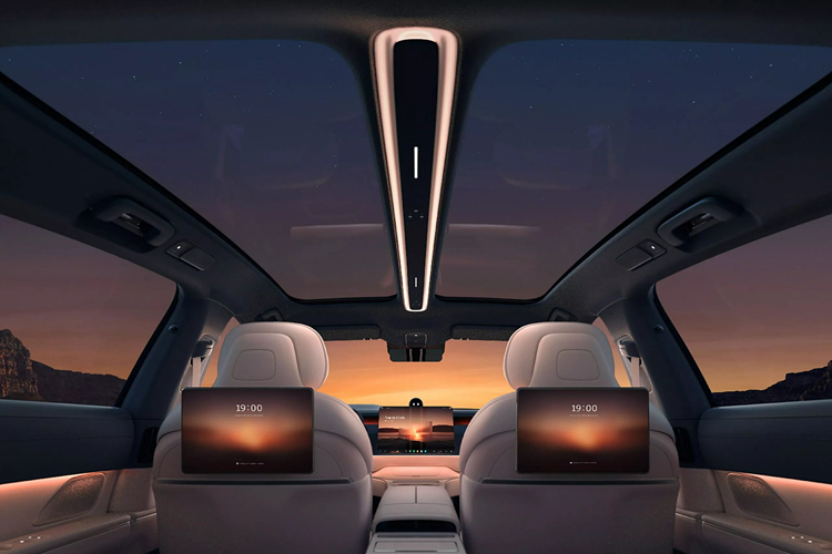 Bên trong nội thất, hãng Nio nhấn mạnh về chi tiết sang trọng của khoang hành khách phía sau. Hàng ghế sau đầy sang trọng của ET9 có góc điều chỉnh tựa lưng lên tới 45 độ, chiều rộng đệm ngồi là 582 mm và 11 kiểu điều chỉnh chỉ bằng một thao tác. Ngoài ra, để mang lại cảm giác sang trọng, chiếc xe còn có 7 tấm che nắng chỉnh điện có thể được kích hoạt chỉ bằng một nút nhấn.