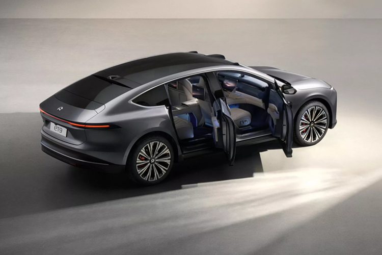 Kiểu dáng của sedan điện Nio ET9 là điểm nhấn nổi bật khi thể hiện tham vọng xóa nhòa ranh giới giữa thể loại coupe-crossover và sedan. Xe có kiểu dáng fastback ở phần đuôi, đồng thời thiết kế gầm có khoảng sáng quá cao đối với một mẫu sedan cỡ lớn theo kiểu truyền thống. Xe dài 5.324 mm, rộng 2.016 mm, và cao 1.620 mm, với chiều dài cơ sở lên tới 3.250 mm.