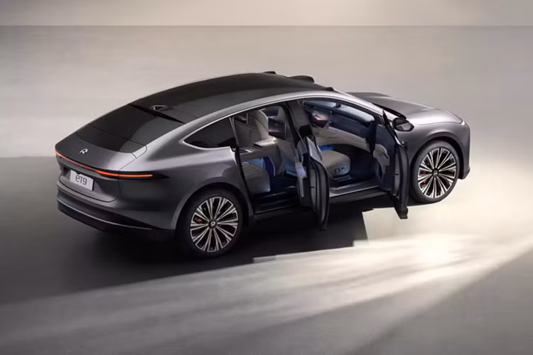 Kiểu dáng của sedan điện Nio ET9 là điểm nhấn nổi bật khi thể hiện tham vọng xóa nhòa ranh giới giữa thể loại coupe-crossover và sedan. Xe có kiểu dáng fastback ở phần đuôi, đồng thời thiết kế gầm có khoảng sáng quá cao đối với một mẫu sedan cỡ lớn theo kiểu truyền thống. Xe dài 5.324 mm, rộng 2.016 mm, và cao 1.620 mm, với chiều dài cơ sở lên tới 3.250 mm.