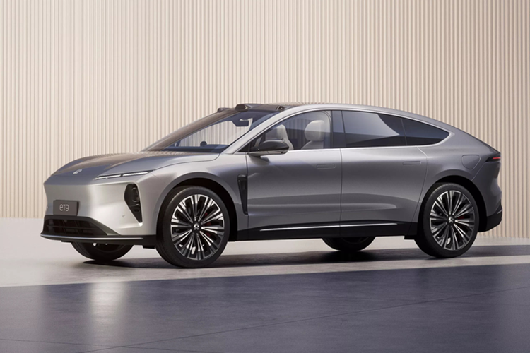 Sức mạnh của Nio ET9 đến từ 2 mô-tơ điện gồm: mô-tơ không đồng bộ phía trước tạo ra công suất 241 mã lực và mô-tơ đồng bộ nam châm vĩnh cửu phía sau tạo ra công suất 456 mã lực. Khi các mô-tơ cùng vận hành có thể đem lại tổng công suất lên tới 697 mã lực. ET9 được xây dựng trên nền tảng thế hệ thứ 3 của Nio với kiến trúc điện 900V, hoạt động ở điện áp cao nhất là 925V.