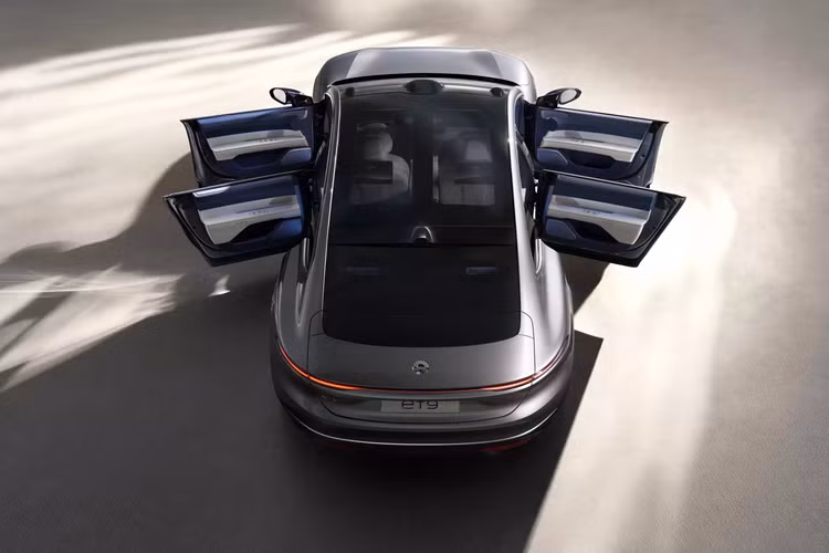 Hệ thống treo khí nén hoàn toàn chủ động có giảm xóc được điều khiển độc lập bởi bơm thủy lực riêng. Theo lời quảng cáo của đại diện hãng Nio, so với hệ thống treo của Porsche Panamera thế hệ thứ 3 vốn rất “xịn xò” và được giới chuyên môn phương Tây ca ngợi hết lời, thì hệ thống treo của ET9 còn ở một đẳng cấp cao hơn rất nhiều.