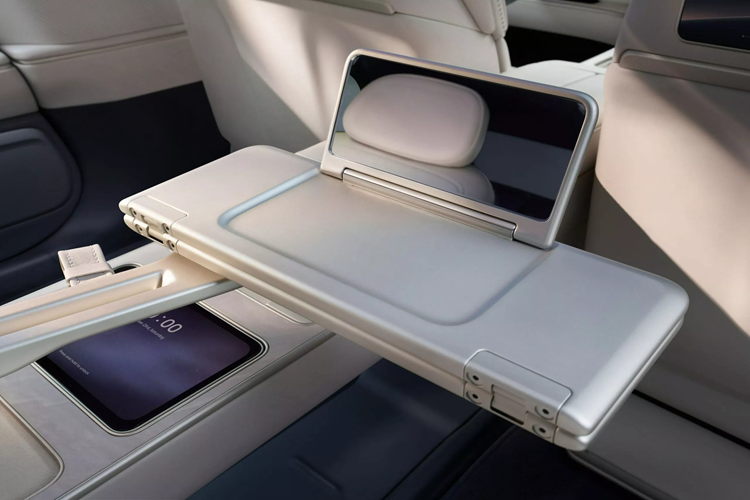 Về công nghệ an toàn, ET9 sở hữu 3 cảm biến LiDAR, bao gồm một ở trung tâm và hai camera độ phân giải cao ở mép trước của nóc xe. Ngoài ra, xe còn được trang bị gương chiếu hậu kỹ thuật số.