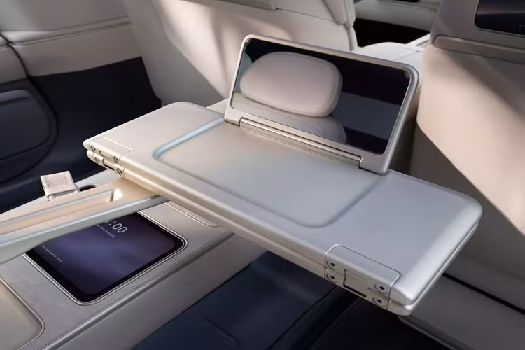 Về công nghệ an toàn, ET9 sở hữu 3 cảm biến LiDAR, bao gồm một ở trung tâm và hai camera độ phân giải cao ở mép trước của nóc xe. Ngoài ra, xe còn được trang bị gương chiếu hậu kỹ thuật số.