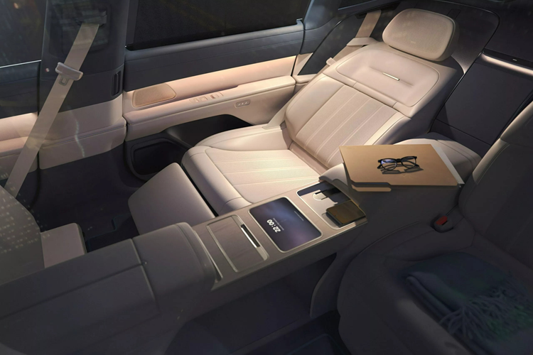 Nhờ vậy mà xe có thể sạc nhanh với công suất cực đại 600 kW và dòng điện cực đại 765A. Cụm pin dung lượng 120 kWh với 46.105 thỏi cho phép xe đạt phạm vi hoạt động là 255 km chỉ sau 5 phút sạc pin. Giống như các xe khác của Nio, mẫu ET9 cũng hỗ trợ tính năng đổi pin chỉ trong 3 phút. ET9 còn được trang bị Sky Ride, hệ thống khung xe thông minh của Nio, với bánh sau có thể đánh lái một góc tối đa 8,3 độ.