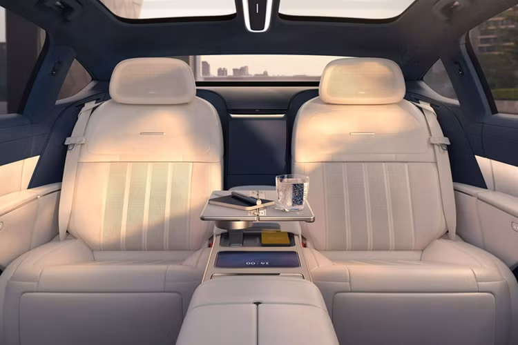 Mũi xe mang kiểu dáng thon nhọn đặc trưng của sedan thuần điện nói chung, kết hợp với cụm đèn pha cực mảnh và đèn hậu có vẻ như là sự pha trộn giữa Jaguar F-Type với Porsche Taycan. Mẫu xe này dài rộng hơn so với Mercedes EQS, nhưng thấp hơn nhiều, và chiều dài cơ sở nhỉnh hơn 40 mm. Một số chi tiết thiết kế đáng chú ý gồm: tay nắm cửa chìm trong thân xe, cánh gió sau chủ động đóng/mở, bộ mâm đa chấu cỡ lớn – 23 inch với logo lắp nổi giống Rolls-Royce để luôn nằm dọc khi bánh xe quay tròn.