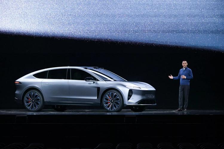 Vừa qua trong một sự kiện hoành tráng mang tên Nio Day 2023 được tổ chức ở Trung Quốc, hãng xe Nio đã cho giới thiệu mẫu xe hoàn toàn mới là ET9. Đây sẽ là sản phẩm chủ lực của nhãn hiệu Nio, được định vị ở phân khúc sedan hạng sang cỡ lớn, Nio ET9 2024 mới sở hữu nhiều điểm nhấn về công nghệ chẳng hạn như kiến trúc điện 900V, sức mạnh tối đa gần 700 mã lực…