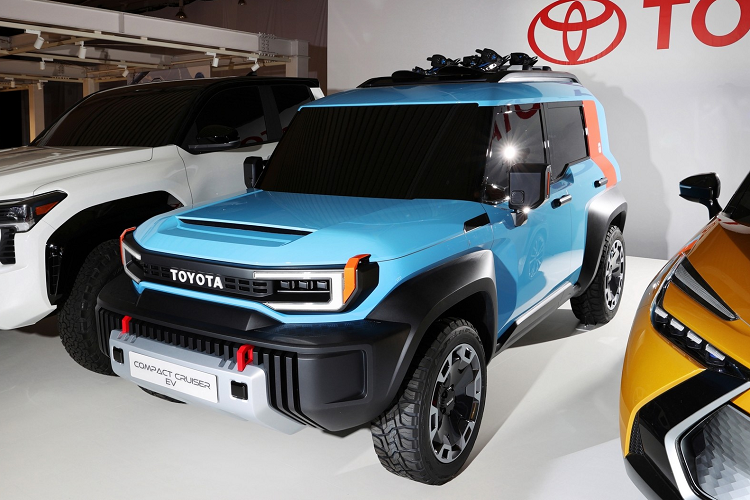 Đến nửa cuối năm sau, xe mới bắt đầu được bán ra thị trường, sau Toyota Land Cruiser Prado mới. Nhìn chung, Toyota Land Hopper hứa hẹn sẽ là thành viên nhỏ nhất và rẻ nhất của dòng Land Cruiser đồng thời đe dọa Suzuki Jimny.