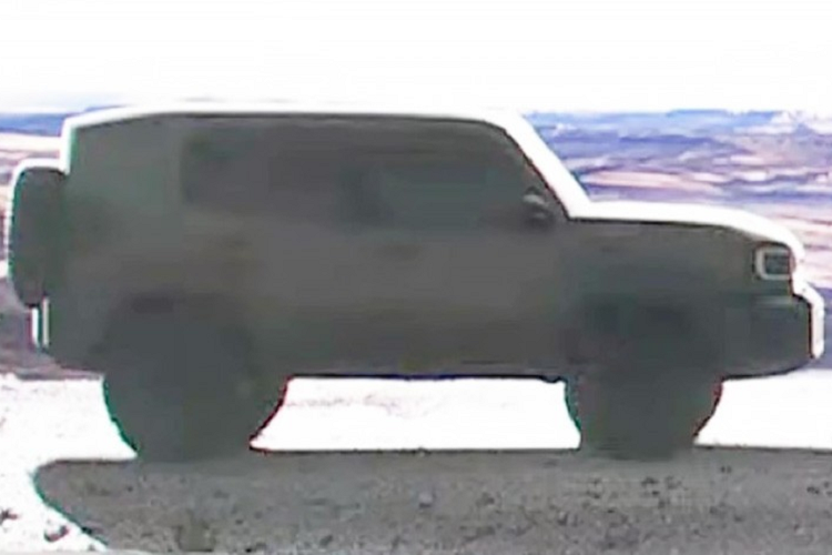 Tuy nhiên, cái tên này có thể chỉ dành cho một số thị trường như Nhật Bản. Ở những thị trường quốc tế còn lại, "tiểu Toyota Land Cruiser" dự kiến sẽ có tên gọi khác. Land Hopper nhiều khả năng sẽ chịu ảnh hưởng từ thiết kế của xe concept Toyota Compact Cruiser EV từng ra mắt lần đầu tiên vào cuối năm 2021.