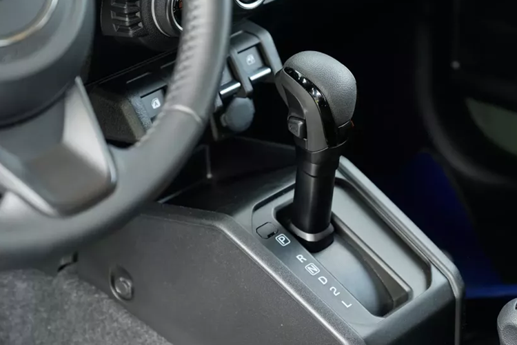 Phím bấm điều chỉnh gương chiếu hậu được đặt ở khu vực đùi trái người lái. Cần số của xe có thiết kế dạng kéo thẳng, dễ gây trượt số khi thao tác nếu người dùng không để tâm. Cần gài cầu với 3 chế độ: 2H (1 cầu nhanh), 4H (2 cầu nhanh) và 4L (2 cầu chậm).