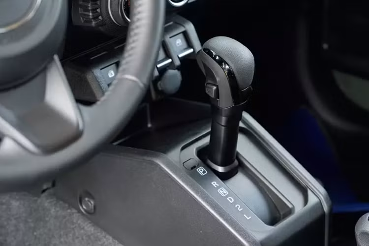 Phím bấm điều chỉnh gương chiếu hậu được đặt ở khu vực đùi trái người lái. Cần số của xe có thiết kế dạng kéo thẳng, dễ gây trượt số khi thao tác nếu người dùng không để tâm. Cần gài cầu với 3 chế độ: 2H (1 cầu nhanh), 4H (2 cầu nhanh) và 4L (2 cầu chậm).