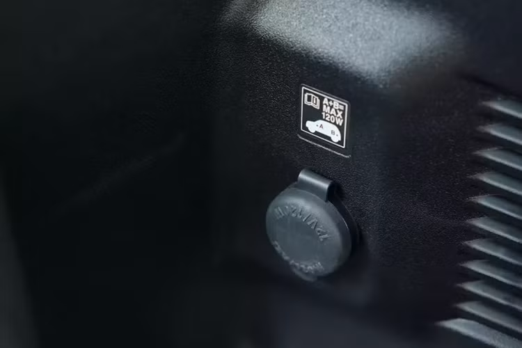 Thế nhưng thiết lập này lại không phù hợp với việc đi phố do người điều khiển sẽ phải đánh lái nhiều hơn các dòng ô tô phổ thông. Có lẽ đây cũng là lý do hãng xe Nhật Bản điều chỉnh vô-lăng khá nhẹ. Nhìn chung, nếu hướng tới việc sử dụng Suzuki Jimny trong các công việc thường nhật, người dùng sẽ mất thời gian làm quen với vô-lăng này.