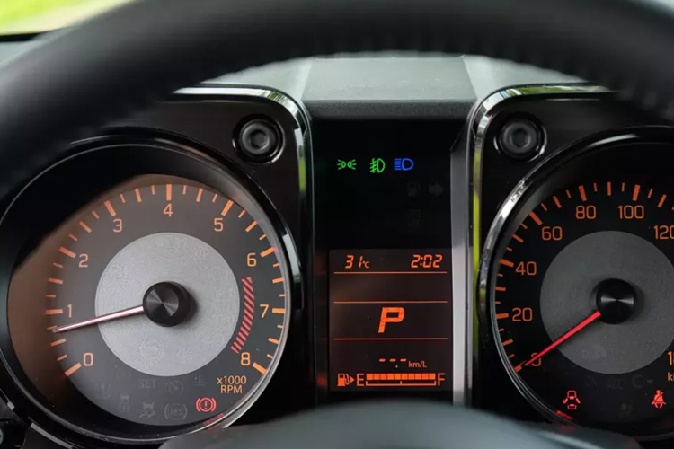 Vô-lăng của xe có thiết kế 3 chấu, tích hợp một số phím bấm điều chỉnh âm lượng, ga tự động cruise control, không có đàm thoại rảnh tay. Phía sau vô-lăng là cụm đồng hồ dạng analog kết hợp một màn LCD nhỏ, hiển thị một số thông tin cơ bản. Màn hình giải trí của xe là loại 10 inch, có kết nối Apple CarPlay/Android Auto.