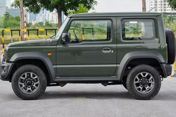 Mẫu xe việt dã cỡ nhỏ như Suzuki Jimny này hiện không có đối thủ tại nước ta nhưng nếu xét cùng tầm tiền, người dùng sẽ có rất nhiều lựa chọn khác mang tính thực dụng hơn.