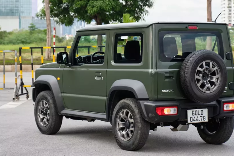 Phần đầu của Suzuki Jimny đặc biệt giống Mercedes-AMG G-Class với lưới tản nhiệt chính hình chữ Nhật bao quanh cụm đèn chiếu sáng tròn. Xe được trang bị đèn LED trước/sau, đèn pha có tính năng bật/tắt tự động. Riêng đèn sương mù sử dụng bóng Halogen.