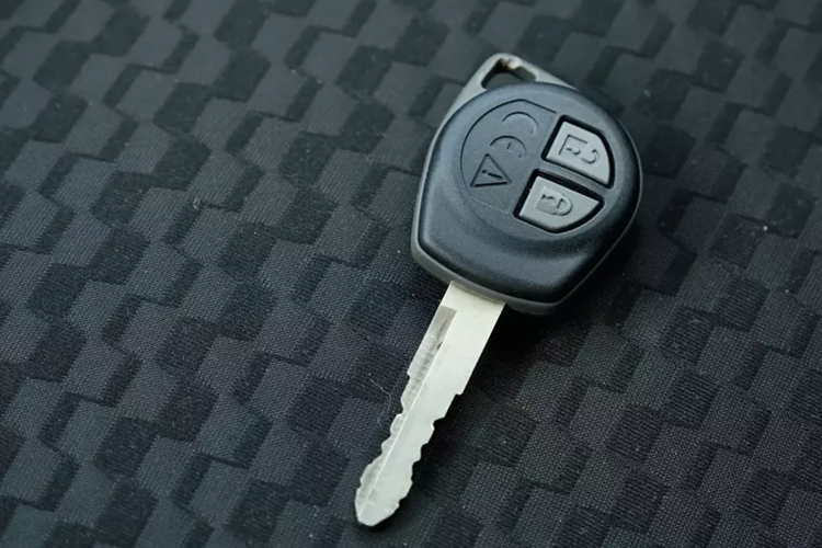 Suzuki Jimny sử dụng chìa khóa cơ nhưng vẫn có khóa/mở cửa từ xa. Các hàng ghế của xe được bọc nỉ, dễ gây nóng vào mùa hè. Ghế trước chỉ có thể chỉnh cơ, đặt trên ray trượt để tạo lối đi vào hàng ghế thứ 2. Việc ra vào hàng ghế thứ 2 nhìn chung khá vất vả nếu chưa quen.