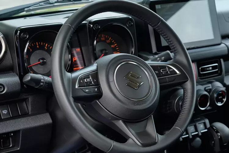 Tổng thể nội thất có phần giống “người anh em” Swift nhưng được tinh chỉnh để đem tới cảm giác khỏe khoắn hơn. Táp-lô bên phía ghế phụ còn có tay nắm đặt ngang khá lớn, giúp hành khách chủ động ổn định khi di chuyển trên địa hình phức tạp. Có giá dự kiến lên tới 900 triệu đồng nhưng nội thất của Suzuki Jimny sử dụng chủ yếu chất liệu nhựa và nỉ.
