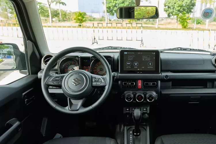 Gần hốc bánh trước có sự xuất hiện của xi-nhan, gắn trực tiếp vào thân xe. Bánh dự phòng được được gắn trực tiếp lên cửa sau. Đèn phanh và xi-nhan được đặt khá thấp, khiến phương tiện di chuyển phía sau khó quan sát. Bước vào bên trong, khoang cabin của Suzuki Jimny đem tới cảm giác quen thuộc.