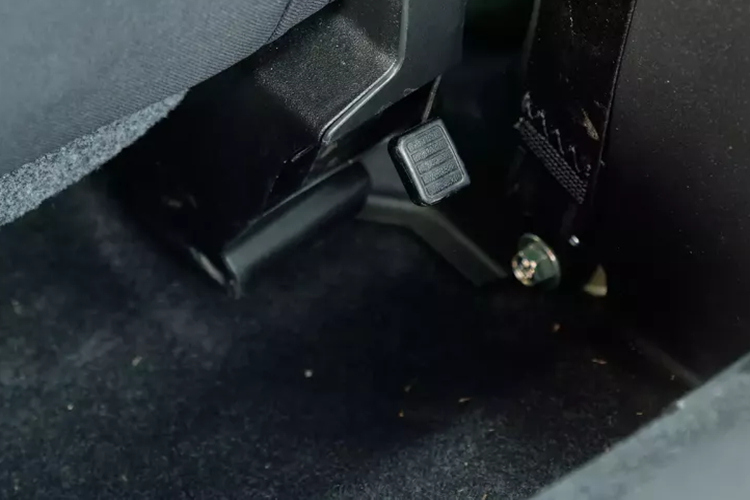 Tuy nhiên hộp số sang số chậm khi tua máy lên cao, dẫn đến hiện tượng ì nhẹ khi leo dốc và đồng thời, tiếng ồn từ khoang máy vọt vào nội thất khá lớn. Vô-lăng của Jimny có thiết kế 4 vòng giúp người lái có thể đặt bánh xe chính xác hơn khi off-road.