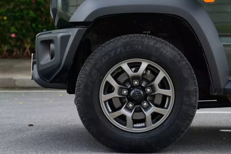 Thiết kế ngoại thất của Suzuki Jimny đúng chất xe việt dã với các đường nét vuông vức và khối hộp, tổng thể có nhiều điểm giống mẫu SUV địa hình Mercedes-AMG G-Class đến lạ. Đó cũng là nguyên nhân chính khiến mẫu xe Nhật thu hút được sự quan tâm của đông đảo người tiêu dùng.