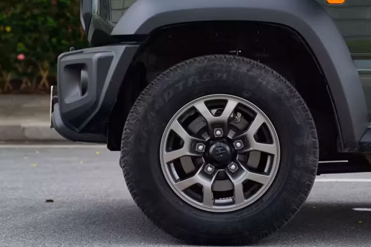 Thiết kế ngoại thất của Suzuki Jimny đúng chất xe việt dã với các đường nét vuông vức và khối hộp, tổng thể có nhiều điểm giống mẫu SUV địa hình Mercedes-AMG G-Class đến lạ. Đó cũng là nguyên nhân chính khiến mẫu xe Nhật thu hút được sự quan tâm của đông đảo người tiêu dùng.