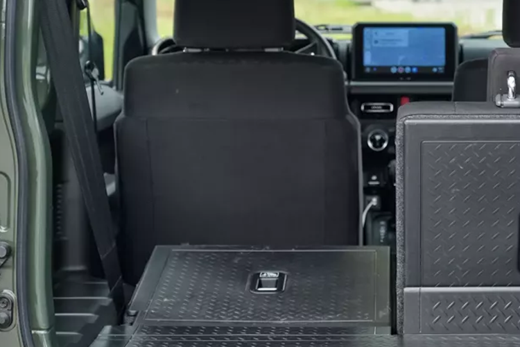 Bên dưới nắp ca-pô, Suzuki Jimny được trang bị động cơ xăng, hút khí tự nhiên, dung tích 1.5L có công suất tối đa 103 mã lực và mô-men xoắn cực đại đạt 138 Nm. Hộp số là loại tự động 4 cấp, đi kèm hệ dẫn động 2 cầu. Trải nghiệm thực tế, chân ga của Suzuki Jimny tương đối nhạy.