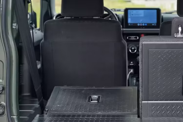 Bên dưới nắp ca-pô, Suzuki Jimny được trang bị động cơ xăng, hút khí tự nhiên, dung tích 1.5L có công suất tối đa 103 mã lực và mô-men xoắn cực đại đạt 138 Nm. Hộp số là loại tự động 4 cấp, đi kèm hệ dẫn động 2 cầu. Trải nghiệm thực tế, chân ga của Suzuki Jimny tương đối nhạy.