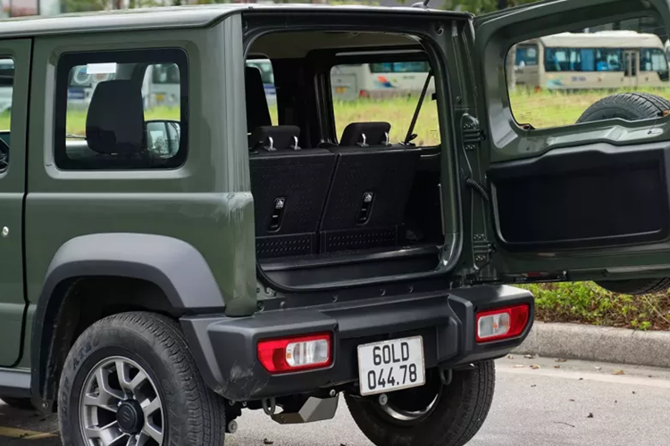 Suzuki Jimny sắp mớ bán tại Việt Nam thuộc bản 3 cửa với chiều dài, chiều rộng và chiều cao lần lượt là 3.645 mm, 1.645 mm và 1.720 mm. Gương chiếu hậu của xe có tính năng chỉnh/gập điện, thiết kế bản to tương đối dễ quan sát. La-zăng của xe có kích cỡ 15 inch, thiết kế 5 chấu kép khá bắt mắt, đi kèm lốp Dunlop Grandtrek 195/80.
