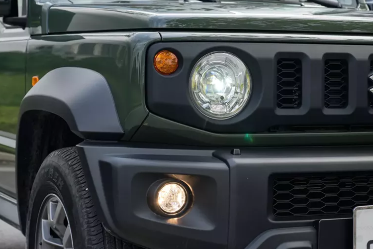 Theo chia sẻ từ phía đại lý, mức giá xe Suzuki Jimny tại Việt Nam dự kiến lên tới 900 triệu đồng, một con số không hề nhỏ, ngang với giá bản cao của một số mẫu SUV hạng C như Mazda CX-5 (749 đến 999 triệu đồng) hay Hyundai Tucson (769 đến 899 triệu đồng), hay Ford Territory (822 đến 954 triệu đồng). Đó là chưa kể, tất cả những mẫu xe này đều đang được khuyến mại sâu.