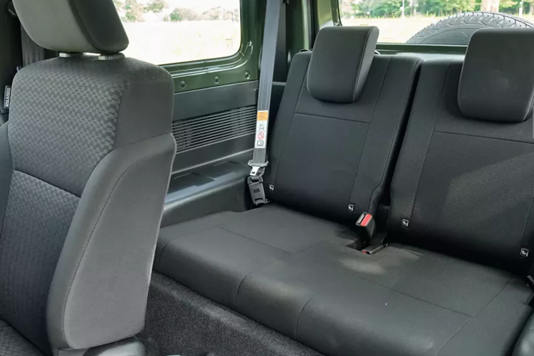 Hàng ghế thứ 2 của Jimny khá rộng rãi, đủ chỗ ngồi cho 2 người lớn nhưng do khá sát với sàn, việc để chân có thể gây khó chịu khi di chuyển đường dài. Khoang hành lý của Suzuki Jimny chỉ có thể tích 85 lít, lên tới 388 lít khí gập phẳng hàng ghế thứ 2. Bên trái hàng ghế thứ 2 có một cổng sạc tẩu 120W.