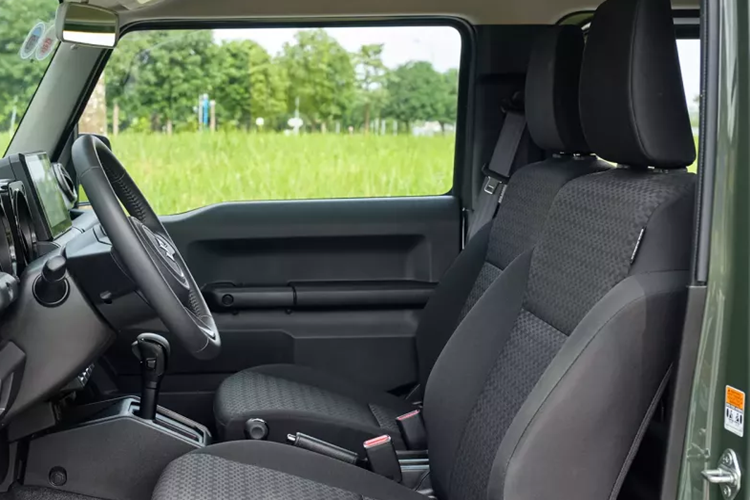 Đằng sau ghế phụ phía trước có một cần nhỏ giúp người ngồi ở hàng ghế thứ 2 có thể dễ dàng ra khỏi xe mà không cần người lái trợ giúp. Chỉ cần đạp cần, ghế phụ sẽ đẩy về phía trước và gập xuống cho người phía sau ra khỏi xe dễ dàng.