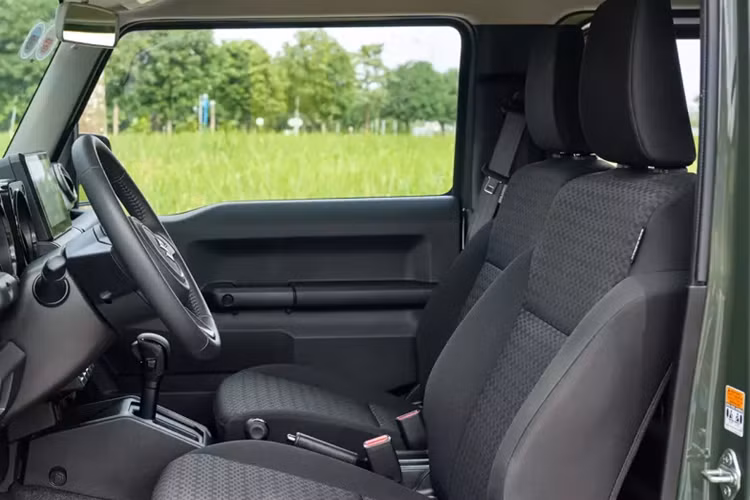 Đằng sau ghế phụ phía trước có một cần nhỏ giúp người ngồi ở hàng ghế thứ 2 có thể dễ dàng ra khỏi xe mà không cần người lái trợ giúp. Chỉ cần đạp cần, ghế phụ sẽ đẩy về phía trước và gập xuống cho người phía sau ra khỏi xe dễ dàng.