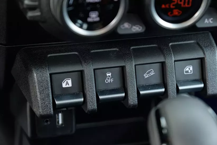 Xe được trang bị hệ thống điều hòa tự động 1 vùng, không có cửa gió cho hàng ghế sau. Phía dưới núm xoay chỉnh điều hòa là các phím bấm vật lý tắt/bật cân bằng điện tử và kích hoạt khởi hành ngang dốc. Đáng chú ý là 2 nút ngoài cùng lại để nâng/hạ cửa kính, thiết kế khác biệt với ô tô truyền thống.