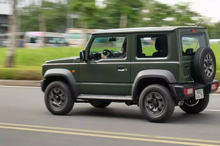 Nhìn vào cấu hình động cơ, Jimny sẽ phù hợp với những cung đường mòn, không ngại lăn xả khi gặp địa hình nhiều đá sỏi nhưng sẽ khó chinh phục những cung off-road nặng theo kiểu trèo đèo lội suối.