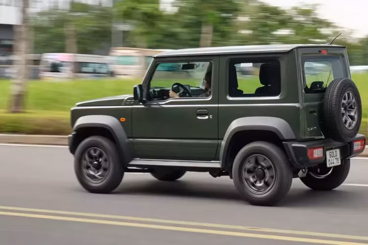 Nhìn vào cấu hình động cơ, Jimny sẽ phù hợp với những cung đường mòn, không ngại lăn xả khi gặp địa hình nhiều đá sỏi nhưng sẽ khó chinh phục những cung off-road nặng theo kiểu trèo đèo lội suối.