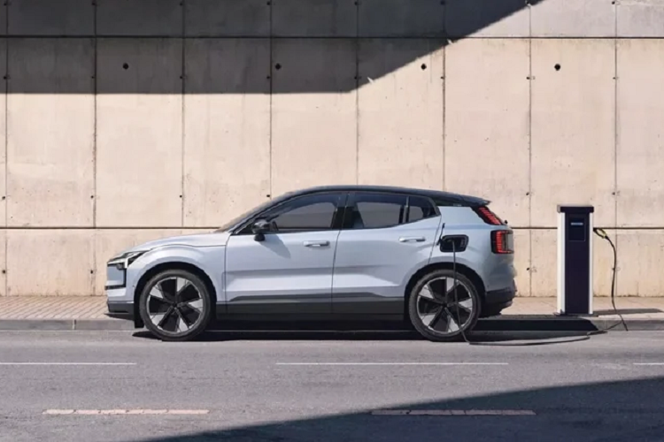 Với trang bị một motor điện, các phiên bản Volvo EX30 Single Motor sẽ có quãng đường di chuyển xa hơn. Theo thử nghiệm của EPA, phiên bản này có thể đạt đến phạm vi 442 km với 1 lần sạc, trong khi phiên bản Twin Motor đạt quãng đường 1 lần sạc là 426 km.