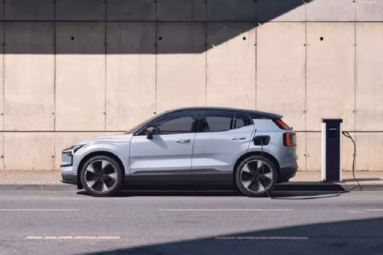 Với trang bị một motor điện, các phiên bản Volvo EX30 Single Motor sẽ có quãng đường di chuyển xa hơn. Theo thử nghiệm của EPA, phiên bản này có thể đạt đến phạm vi 442 km với 1 lần sạc, trong khi phiên bản Twin Motor đạt quãng đường 1 lần sạc là 426 km.