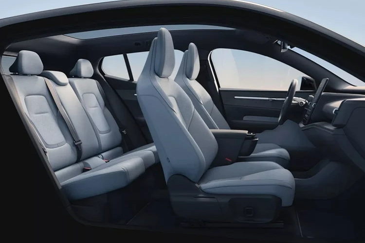 Các phiên bản Plus và Ultra sẽ cao cấp và sang trọng hơn so với bản Core tiêu chuẩn. Hiện tại, Volvo vẫn chưa công bố chi tiết trang bị trên từng phiên bản, tuy nhiên phiên bản Plus sẽ có hệ thống âm thanh Harman Kardon, mui xe toàn cảnh sơn màu Đen Onyx tương phản thân xe và la-zăng hợp kim 19 inch.