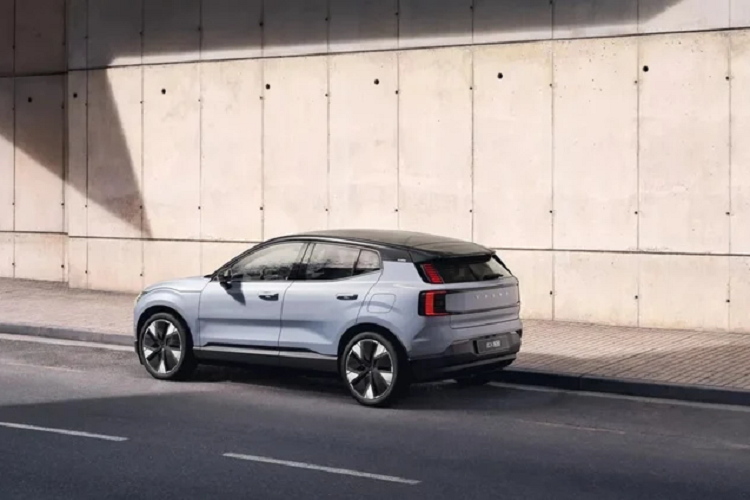 Hiện tại, khách hàng Mỹ đã có thể đặt hàng Volvo EX30 2025 ngay trong mùa thu năm nay. Thời điểm giao xe dự kiến sẽ bắt đầu từ nửa đầu năm 2024.