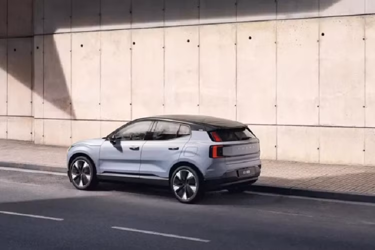 Hiện tại, khách hàng Mỹ đã có thể đặt hàng Volvo EX30 2025 ngay trong mùa thu năm nay. Thời điểm giao xe dự kiến sẽ bắt đầu từ nửa đầu năm 2024.