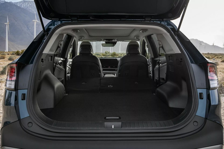 Trong khi đó, phiên bản cao cấp sẽ được trang bị thêm hệ thống hỗ trợ lái xe trên đường cao tốc, kiểm soát hành trình thích ứng, cảnh báo điểm mù, cảnh báo phương tiện cắt ngang phía sau, cảnh báo người ngồi sau mở cửa thiếu an toàn, hỗ trợ đỗ xe thông minh từ xa, màn hình quan sát điểm mù và màn hình quan sát xung quanh.