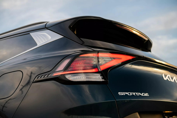 Bản cao cấp nhất là SX Prestige được bổ sung thêm đèn sương mù LED, cửa cốp chỉnh điện và cửa sổ trời, cũng như tăng kích thước bộ mâm hợp kim lên 18 inch.