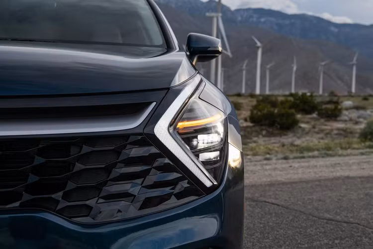 Ngay từ bản LX tiêu chuẩn, mẫu xe SUV Kia Sportage Hybrid 2024 đã sở hữu những trang bị gồm kính chắn gió cách âm, kính sau nhìn một chiều và bộ mâm hợp kim 17 inch.