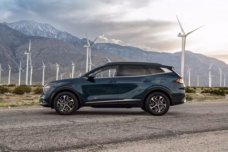 Mức giá xe Kia Sportage Hybrid LX AWD: 30.090 USD (khoảng 730 triệu đồng). Sportage Hybrid EX AWD: 31.990 USD (khoảng 776 triệu đồng). Sportage Hybrid SX Prestige: 37.190 USD (khoảng 902 triệu đồng).