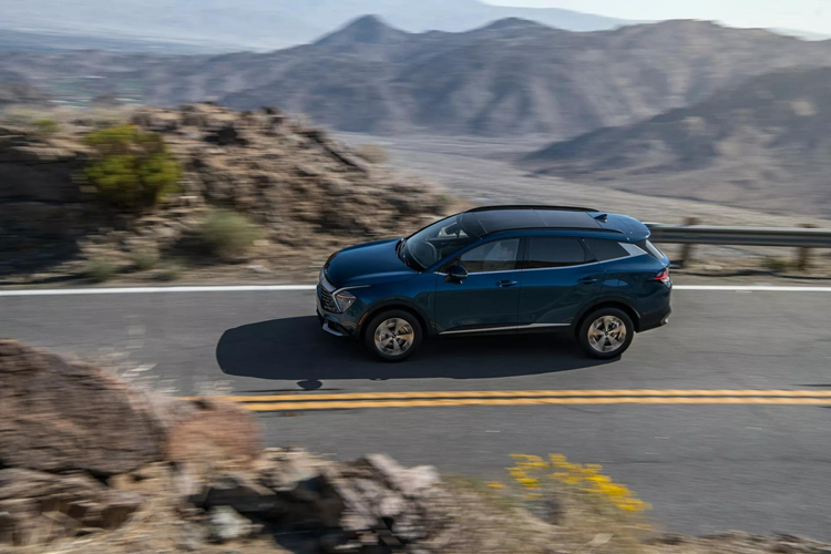 Tất cả các bản Kia Sportage Hybrid 2024 đều vận hành bằng hệ truyền động hybrid lai xăng-điện, bao gồm động cơ xăng tăng áp 4 xy-lanh 1.6L cùng 1 hoặc 2 mô-tơ điện tùy phiên bản và gói pin 1.49 kWh.