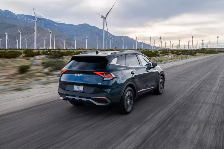 Tổng công suất toàn hệ thống đạt 227 mã lực và mô-men xoắn 349 Nm. Theo nhà sản xuất, mức tiêu thụ nhiên liệu trung bình của xe là 5,47 lít/100 km.