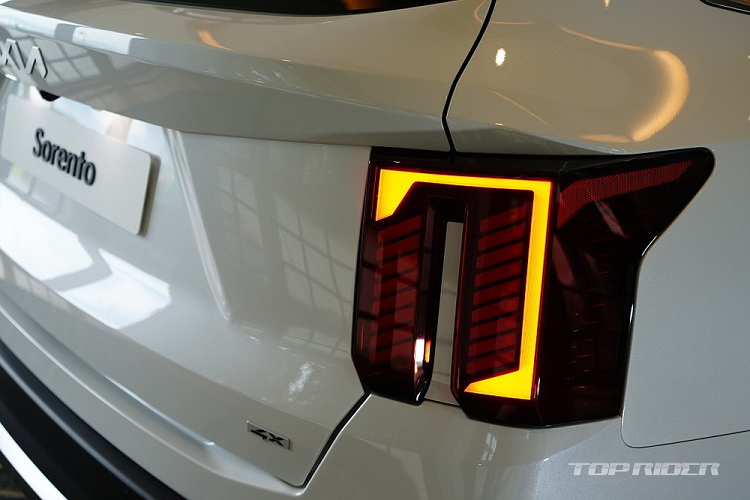 Sự xuất hiện của Kia Sorento nâng cấp sẽ tiếp tục đe dọa vị thế của Hyundai Santa Fe thế hệ mới. Tại Hàn Quốc, Kia Sorento là mẫu SUV hạng trung bán chạy nhất trong suốt 3 năm qua. Chỉ tính riêng trong 6 tháng đầu năm nay, người Hàn Quốc đã mua tổng cộng hơn 36.000 chiếc Kia Sorento.